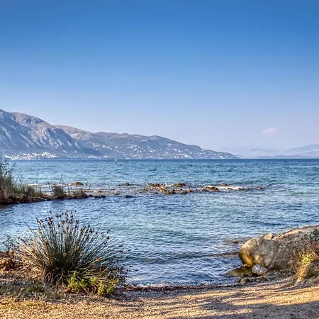 Rossa - Hideaway By The Sea Apartment